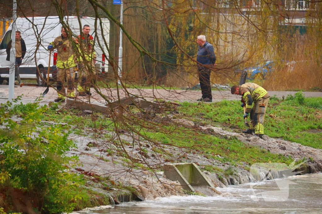 Straat onder water gelopen door kapotte waterleiding