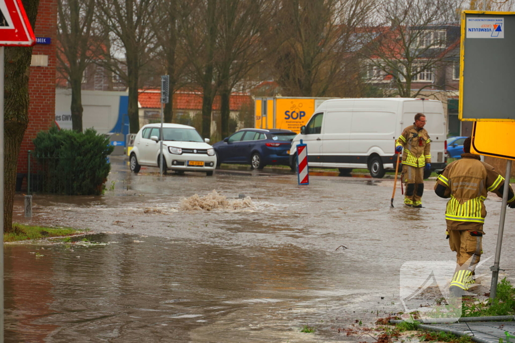 Straat onder water gelopen door kapotte waterleiding