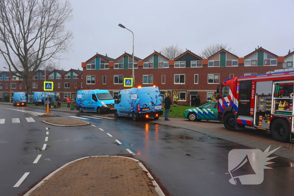 Straat onder water gelopen door kapotte waterleiding