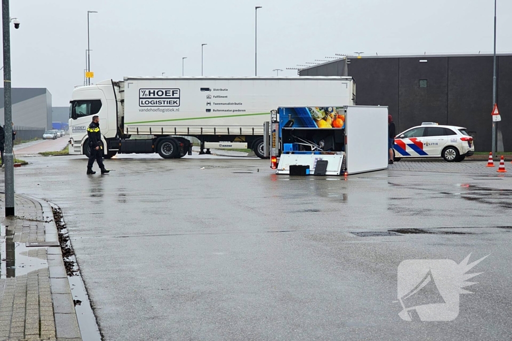 Bezorgbus van Albert Heijn op zijn kant