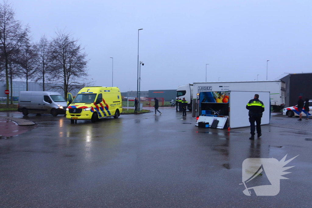 Bezorgbus van Albert Heijn op zijn kant