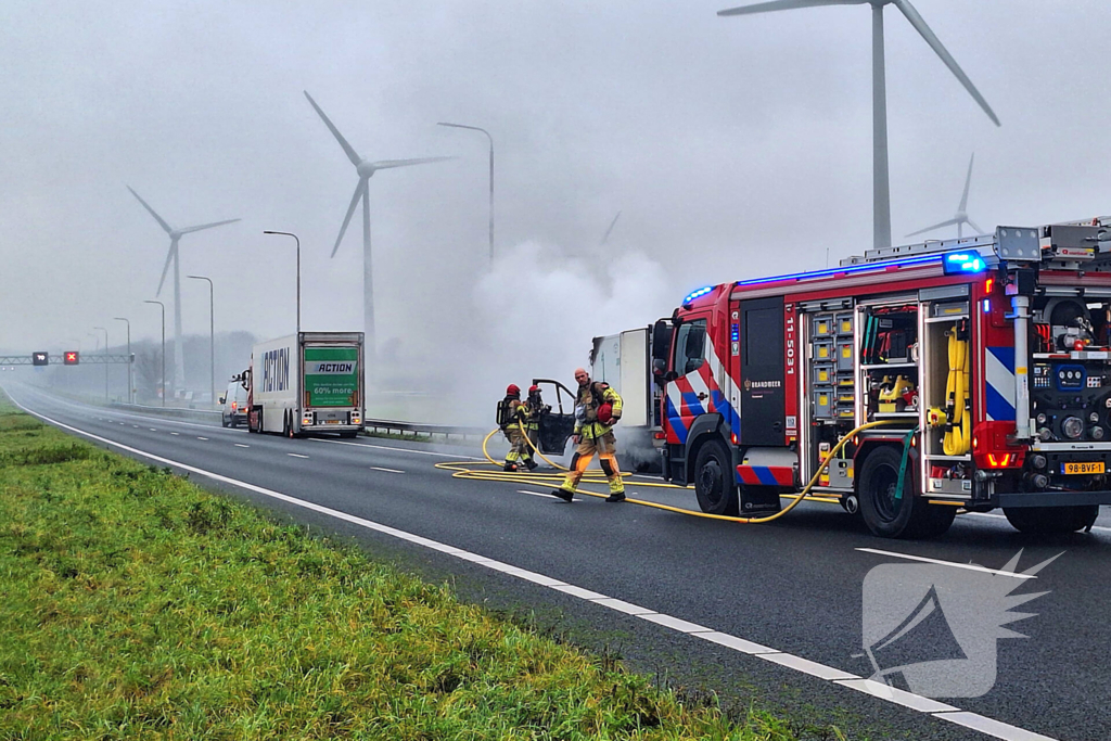 Bestelbus van visboer brand volledig