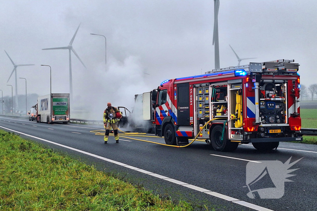 Bestelbus van visboer brand volledig