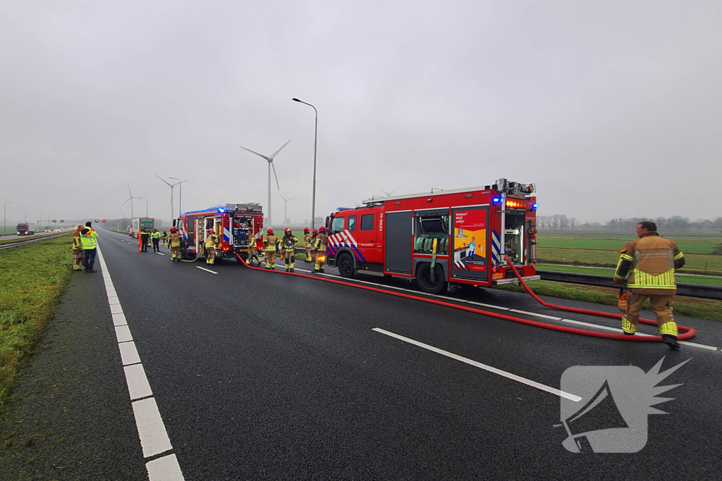 Bestelbus van visboer brand volledig