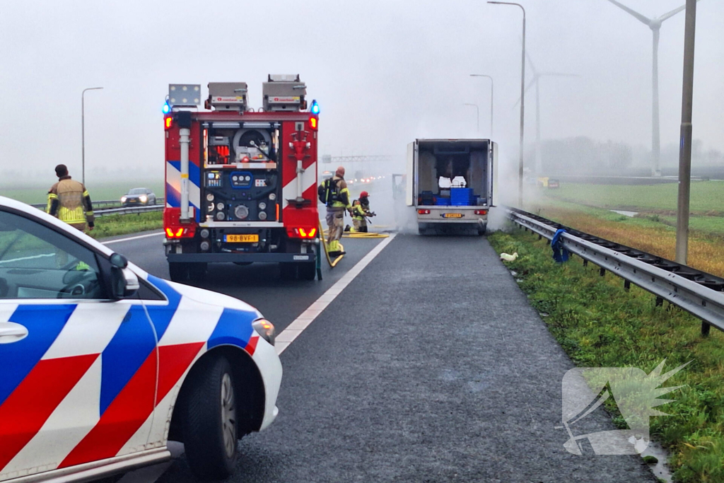 Bestelbus van visboer brand volledig