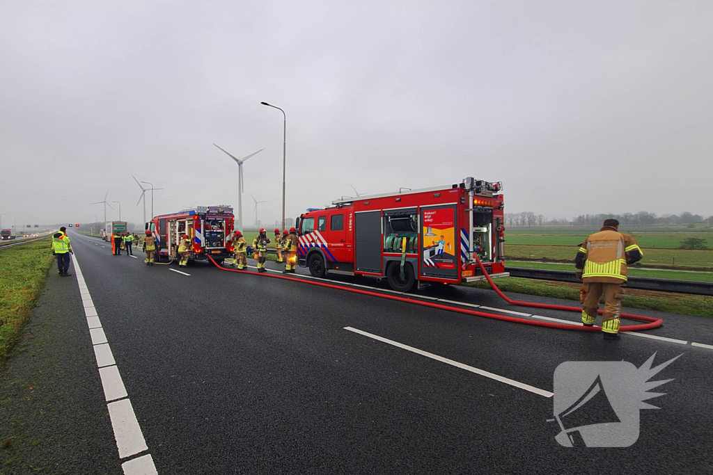 Bestelbus van visboer brand volledig