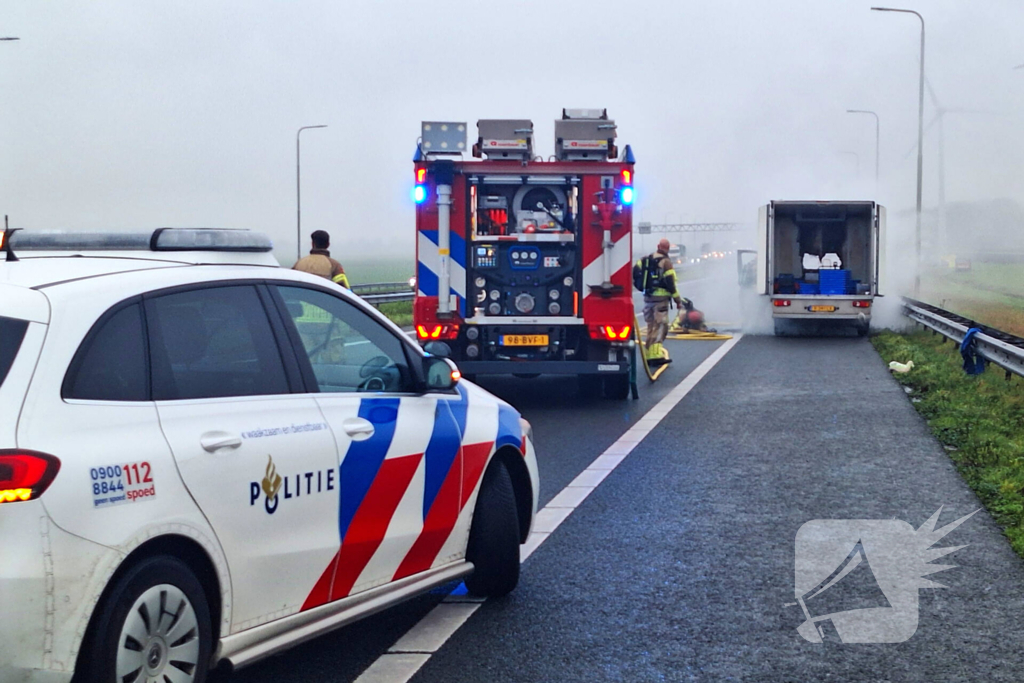 Bestelbus van visboer brand volledig