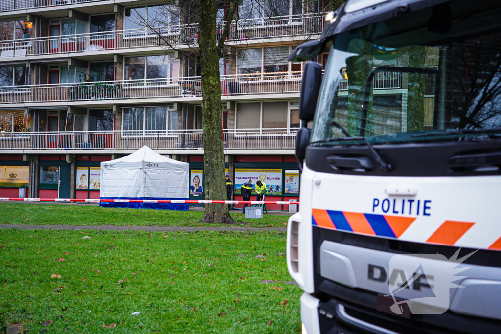 Overleden persoon onder flatgebouw aangetroffen