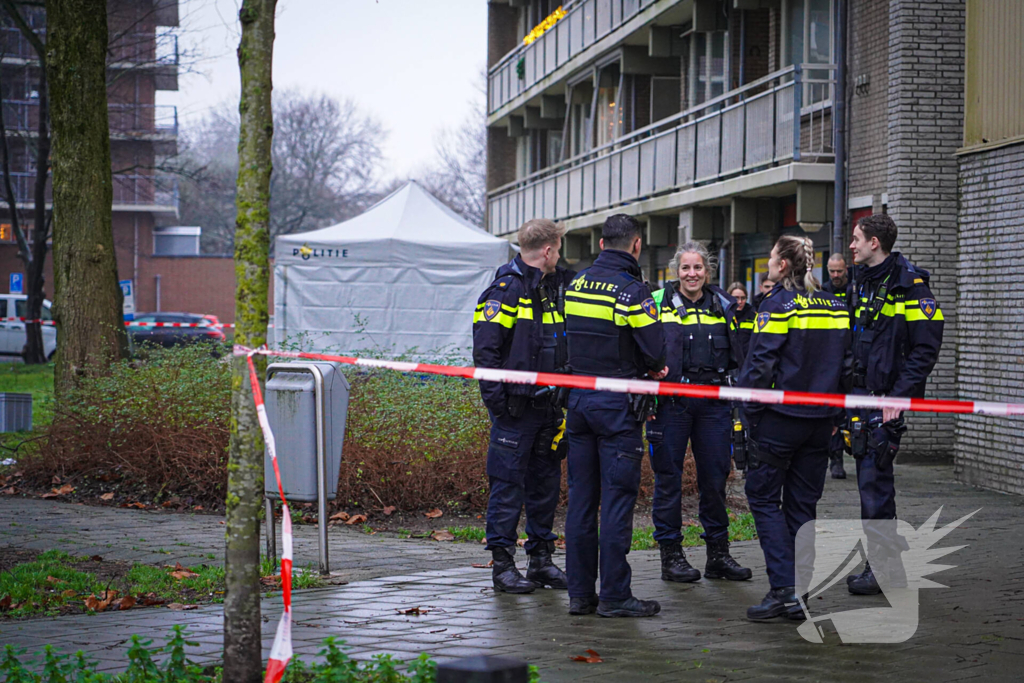 Overleden persoon onder flatgebouw aangetroffen