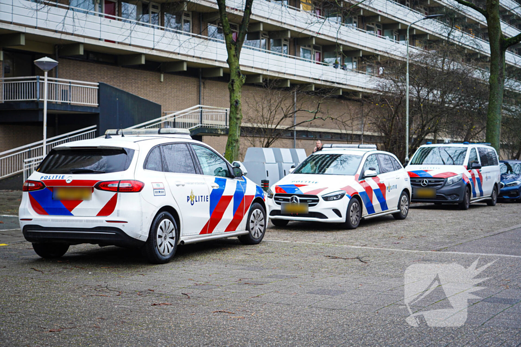 Overleden persoon onder flatgebouw aangetroffen