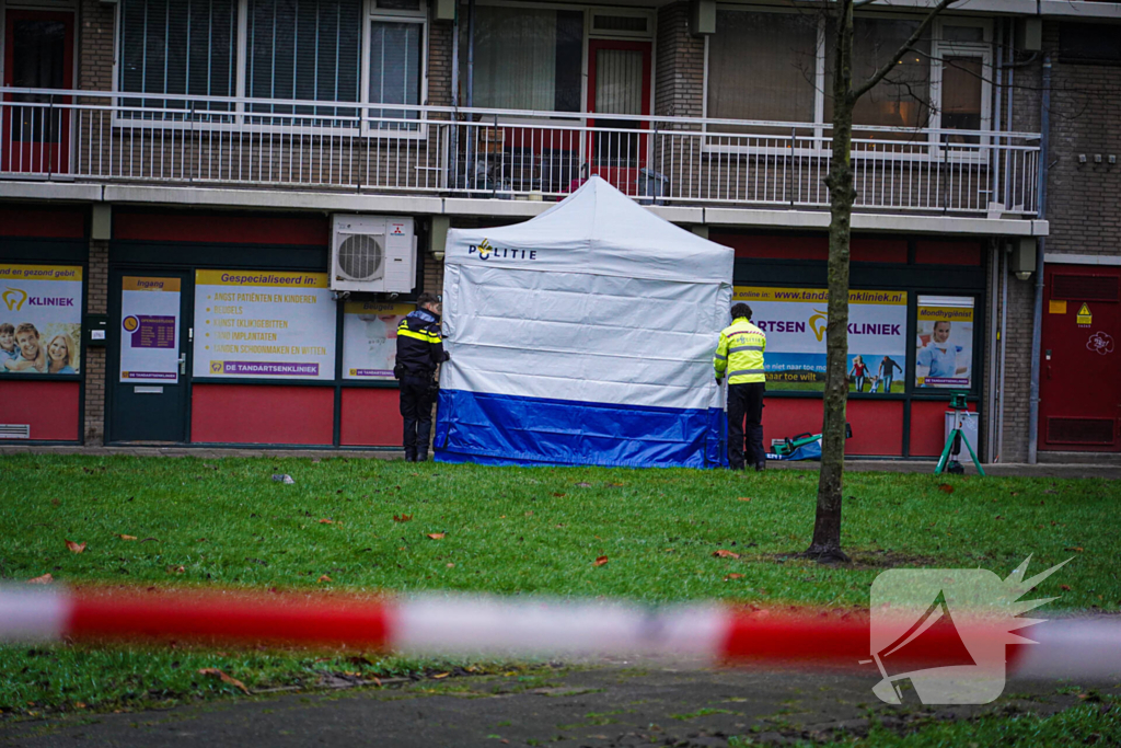 Overleden persoon onder flatgebouw aangetroffen