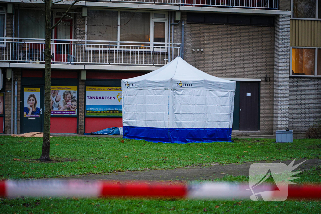 Overleden persoon onder flatgebouw aangetroffen