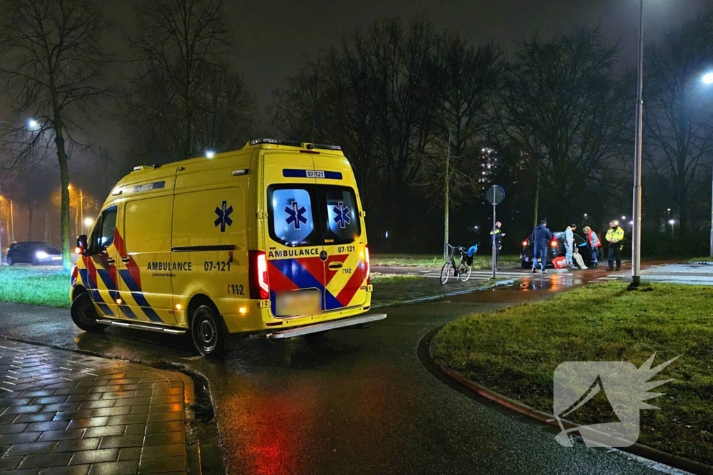 Fietser door auto geschept op rotonde