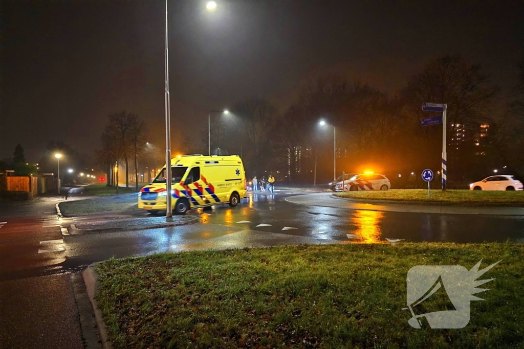 Fietser door auto geschept op rotonde