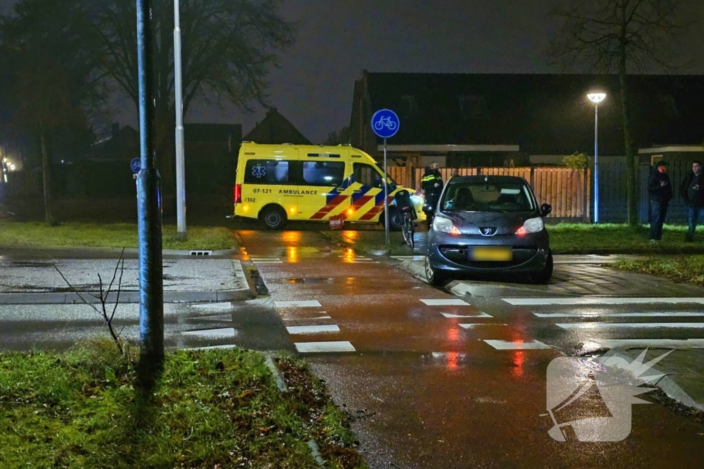 Fietser door auto geschept op rotonde