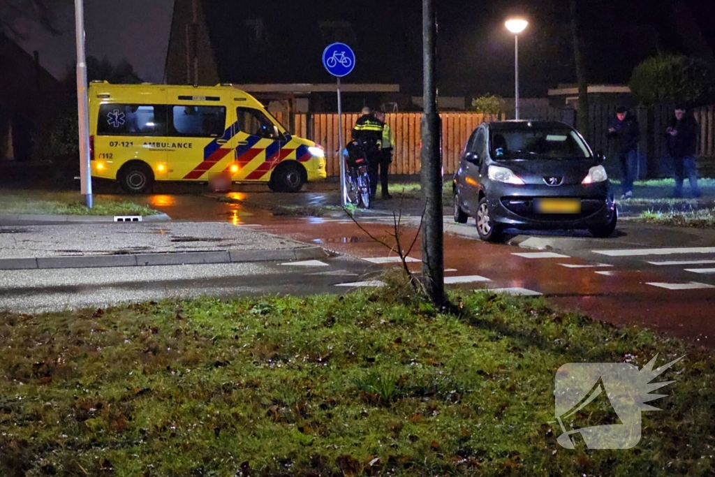 Fietser door auto geschept op rotonde