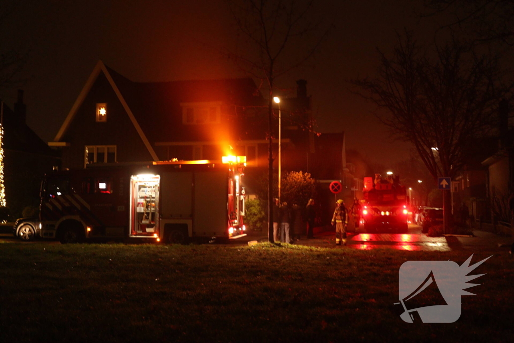 Brandweer schaalt op bij brand in woning