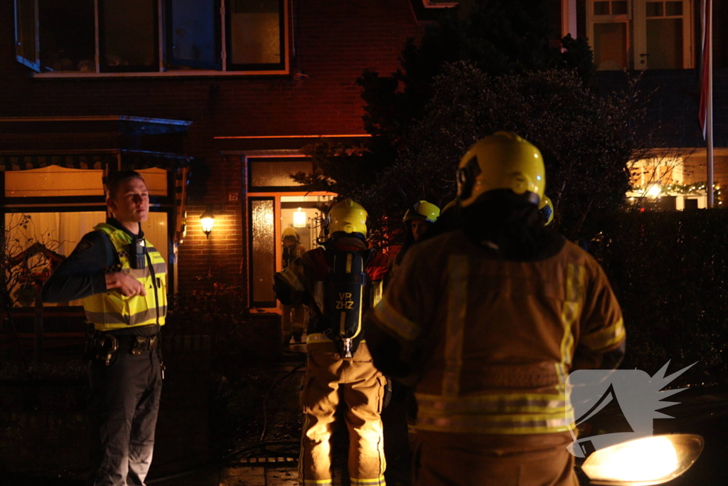 Brandweer schaalt op bij brand in woning