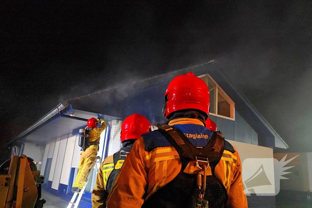 Veel rookontwikkeling bij forse brand invluchtelingenopvang