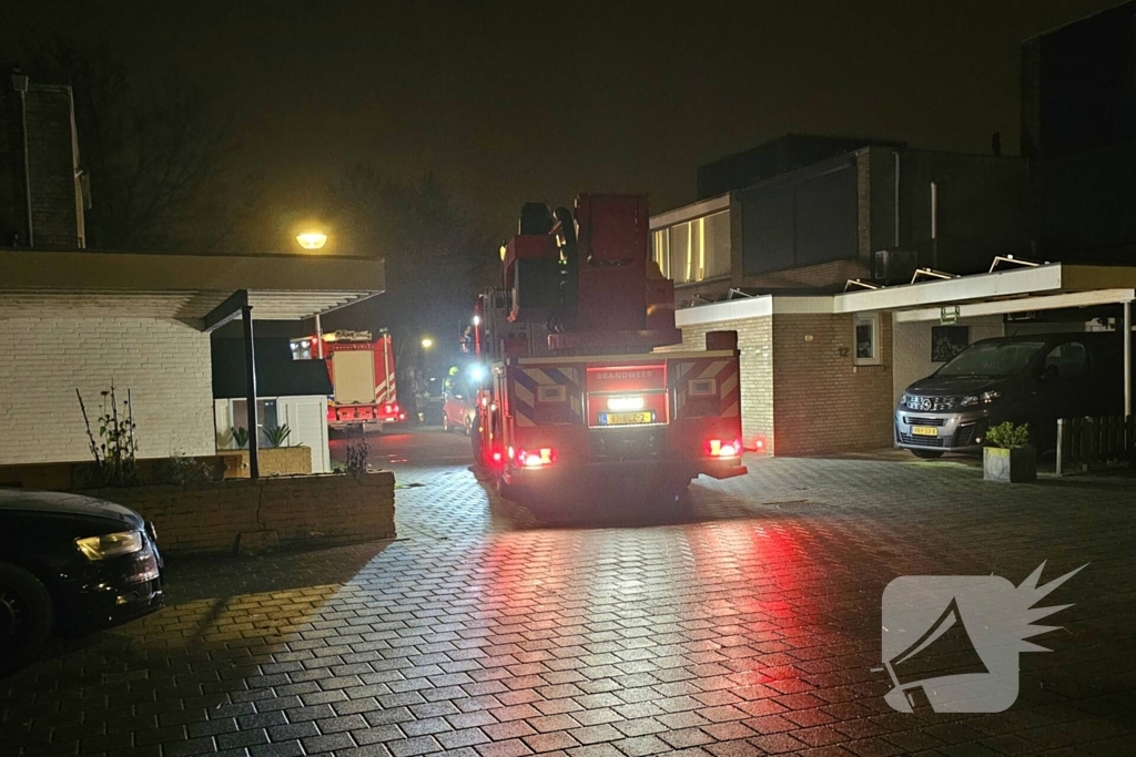 Brandweer ventileert woning na brand