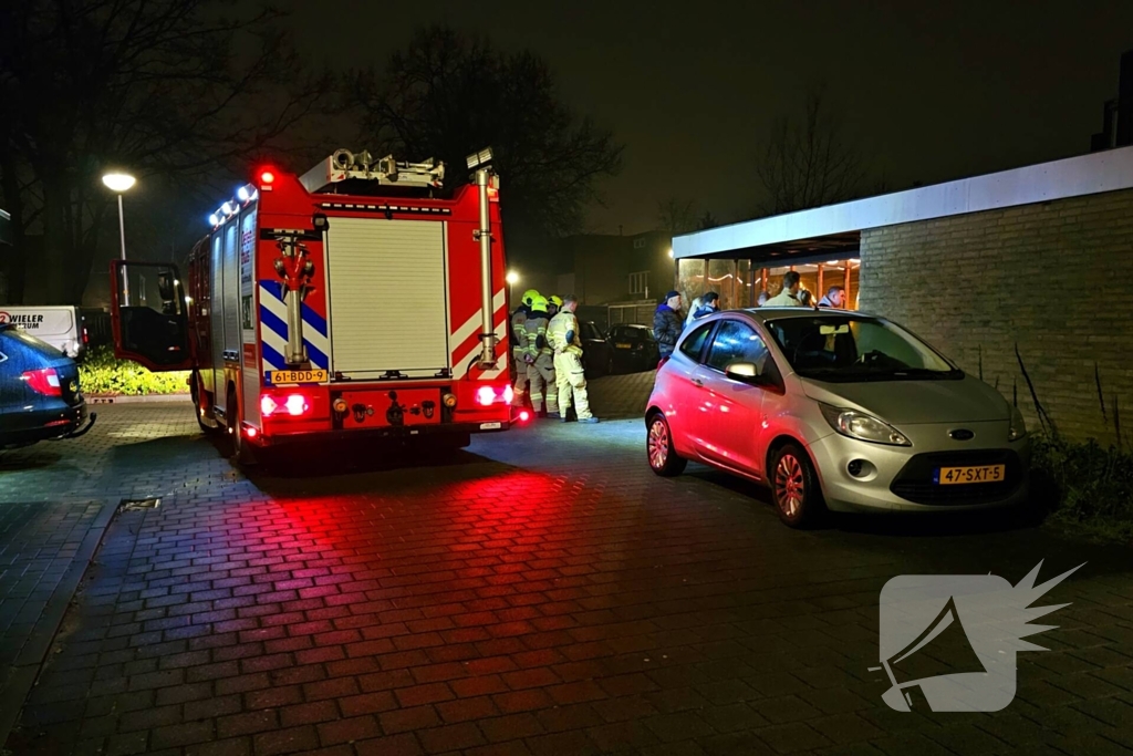 Brandweer ventileert woning na brand