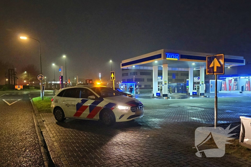 Brandweer doet onderzoek naar gaslucht bij tankstation