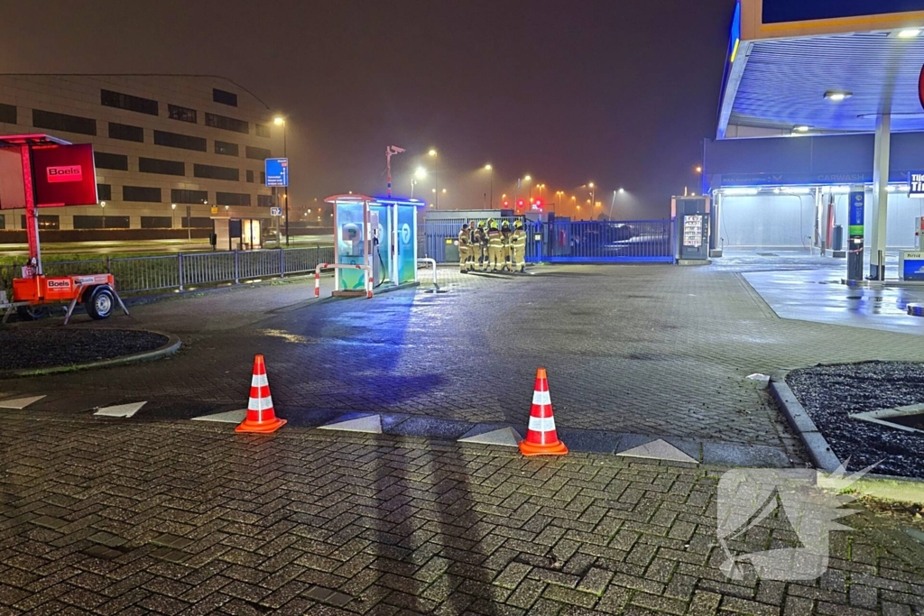 Brandweer doet onderzoek naar gaslucht bij tankstation