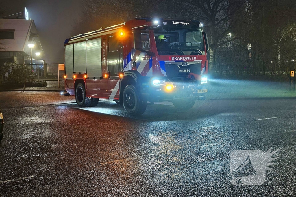 Brandweer doet onderzoek naar gaslucht bij tankstation