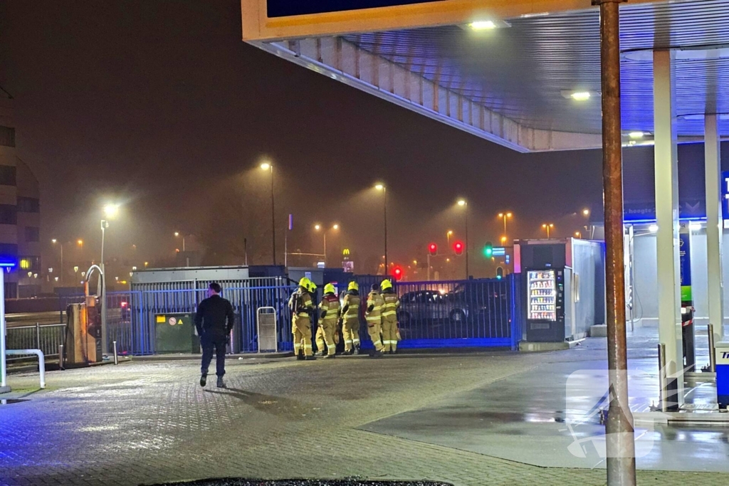 Brandweer doet onderzoek naar gaslucht bij tankstation