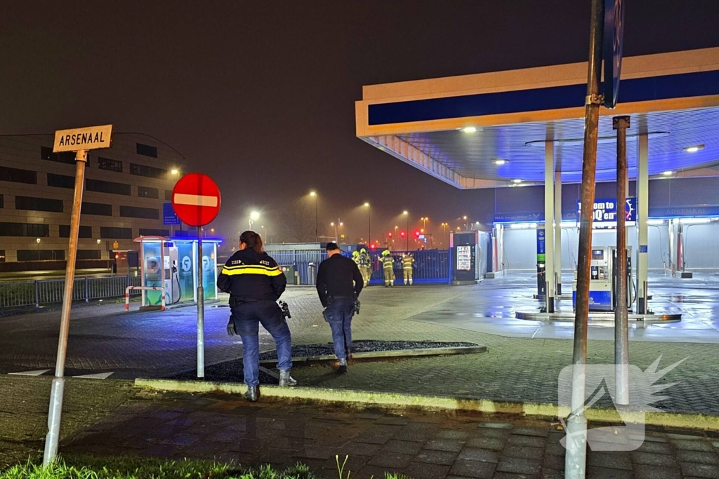 Brandweer doet onderzoek naar gaslucht bij tankstation