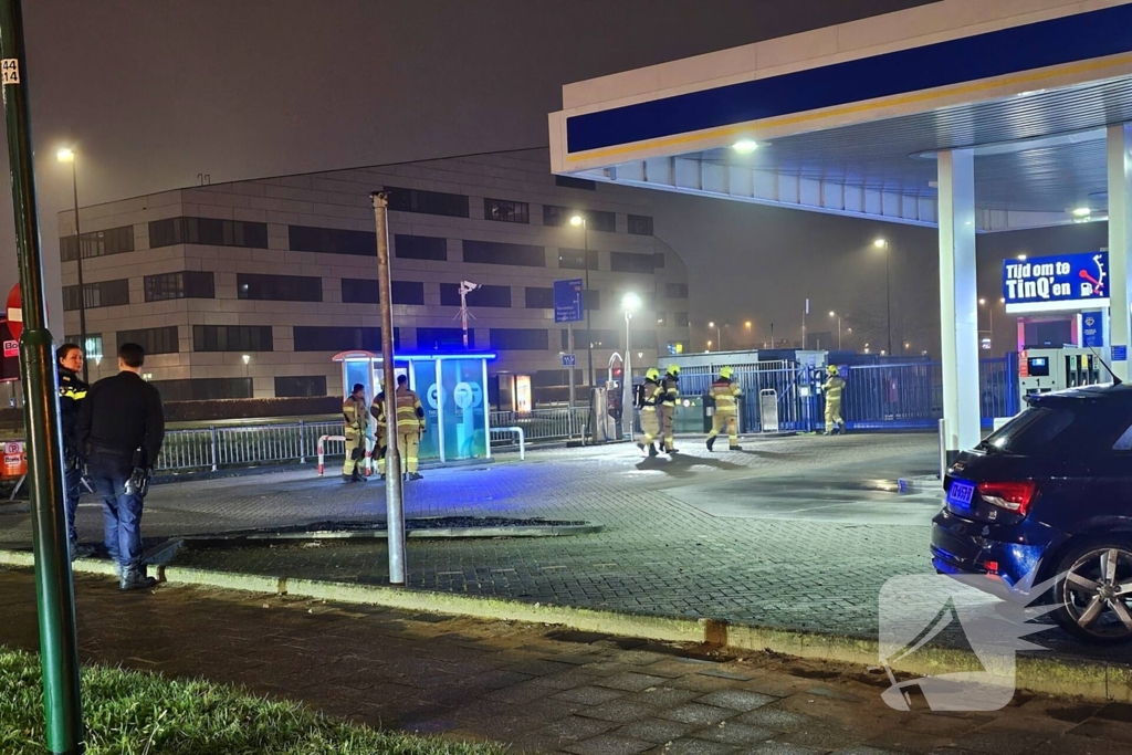 Brandweer doet onderzoek naar gaslucht bij tankstation