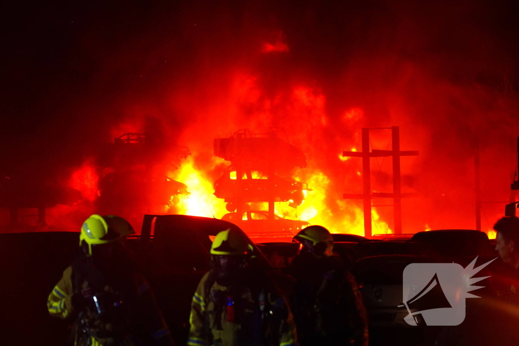 Brandweer blust brand bij autodemontage bedrijf