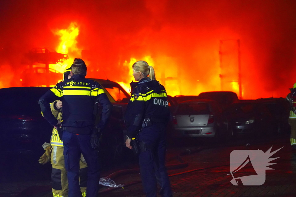 Brandweer blust brand bij autodemontage bedrijf