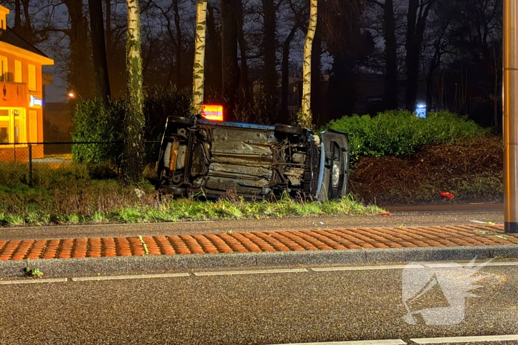 Auto vliegt uit de bocht en belandt op zijkant