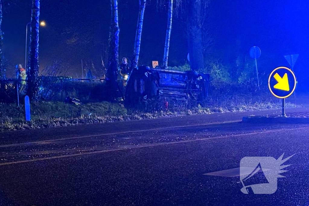 Auto vliegt uit de bocht en belandt op zijkant