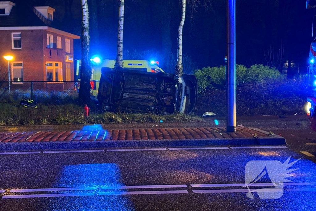 Auto vliegt uit de bocht en belandt op zijkant