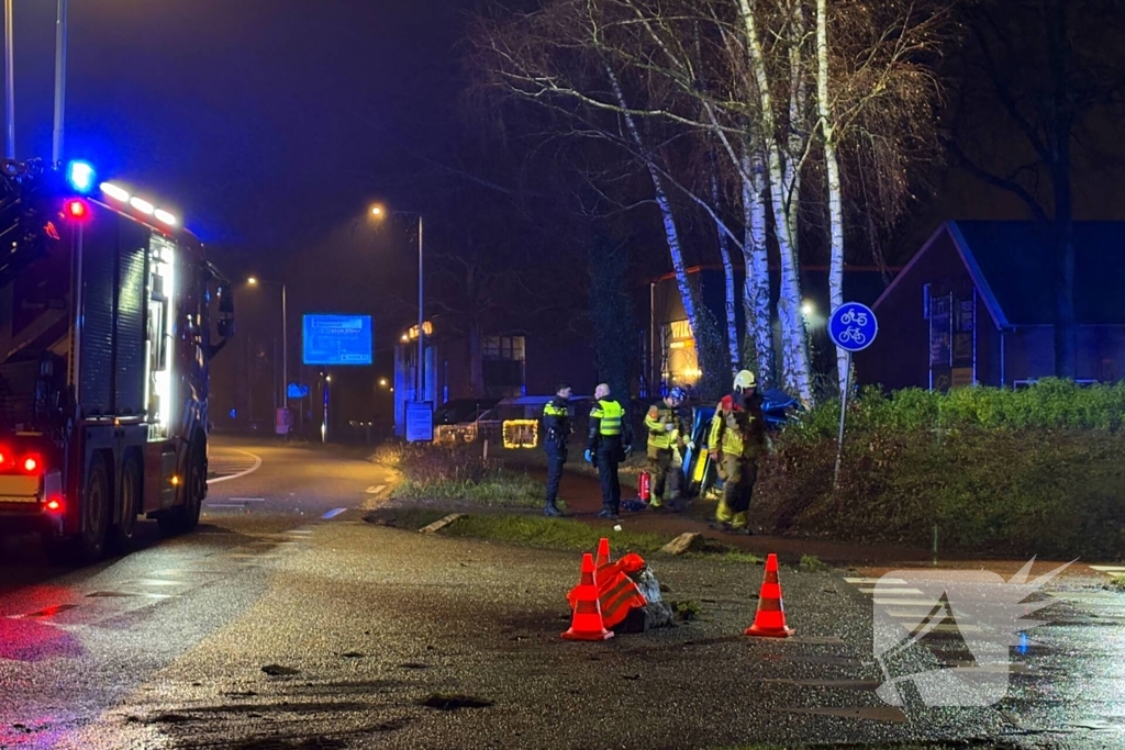 Auto vliegt uit de bocht en belandt op zijkant