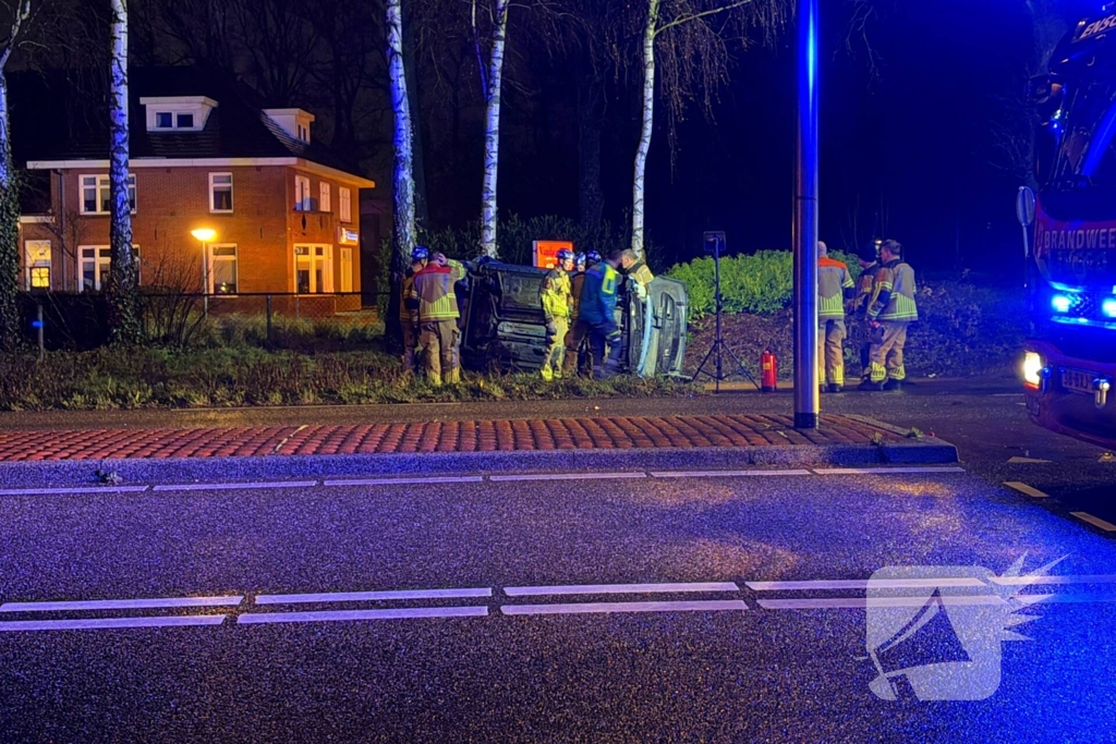 Auto vliegt uit de bocht en belandt op zijkant