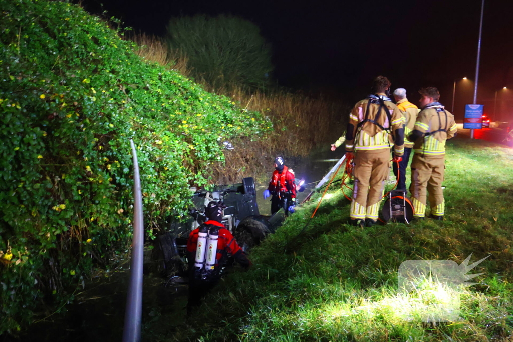 Voertuig op de kop in sloot, bestuurder spoorloos