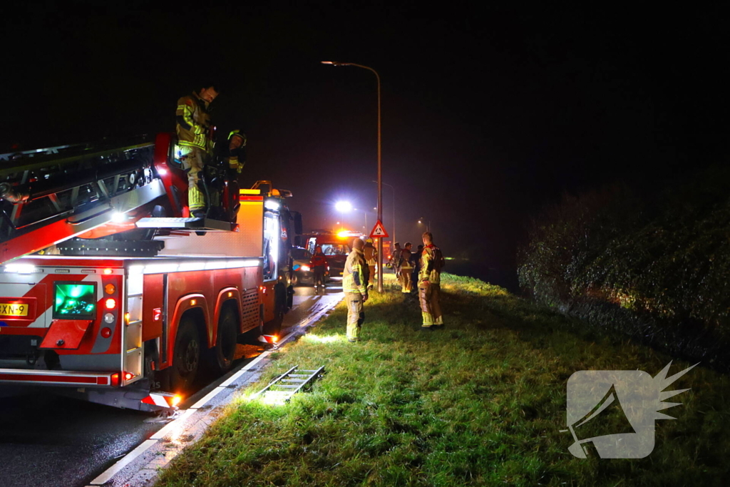 Voertuig op de kop in sloot, bestuurder spoorloos