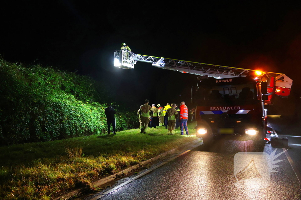 Voertuig op de kop in sloot, bestuurder spoorloos