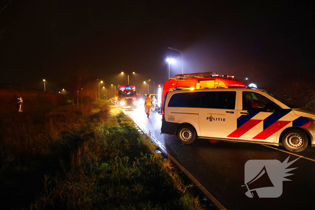 Voertuig op de kop in sloot, bestuurder spoorloos