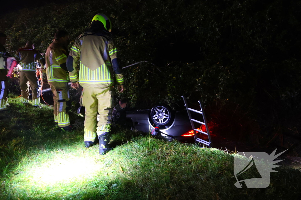 Voertuig op de kop in sloot, bestuurder spoorloos