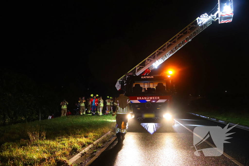 Voertuig op de kop in sloot, bestuurder spoorloos