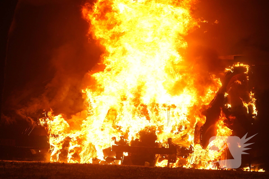 Twee voertuigen verloren bij fikse brand