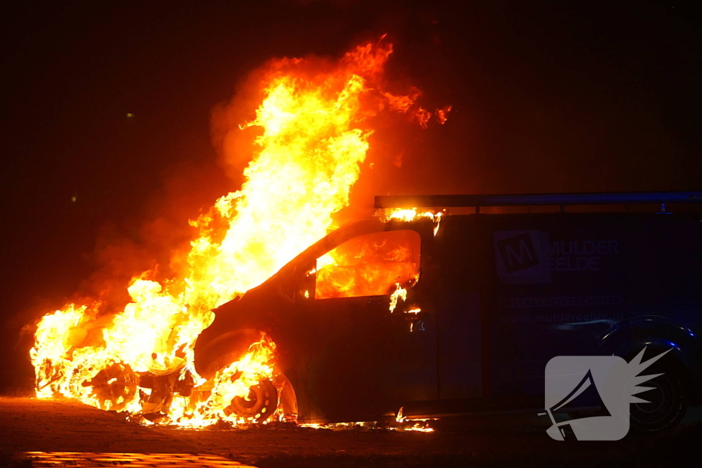 Twee voertuigen verloren bij fikse brand