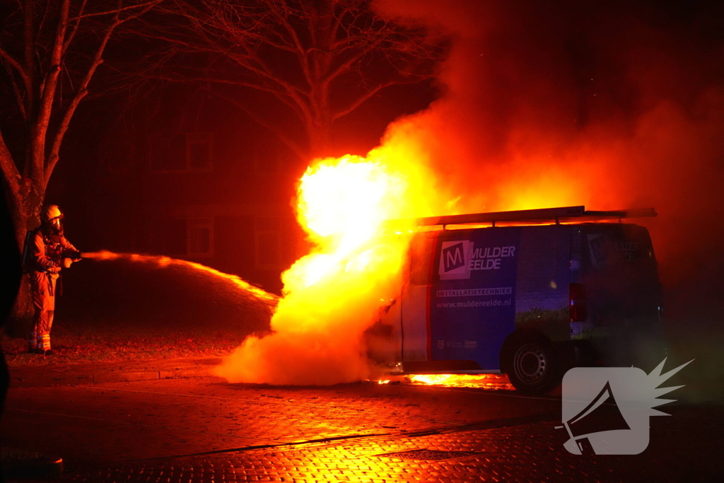 Twee voertuigen verloren bij fikse brand