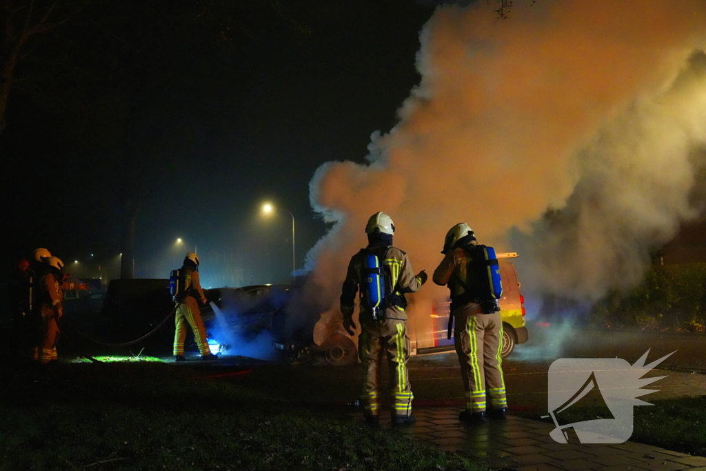 Twee voertuigen verloren bij fikse brand