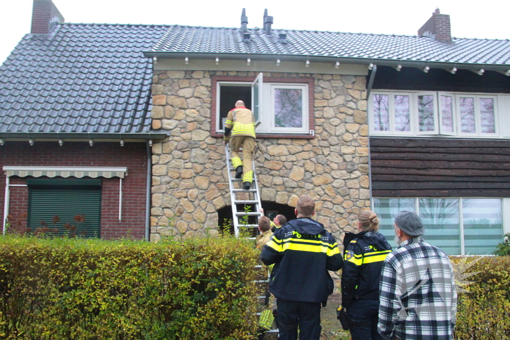 Traplift defect, vrouw boven vast in woning