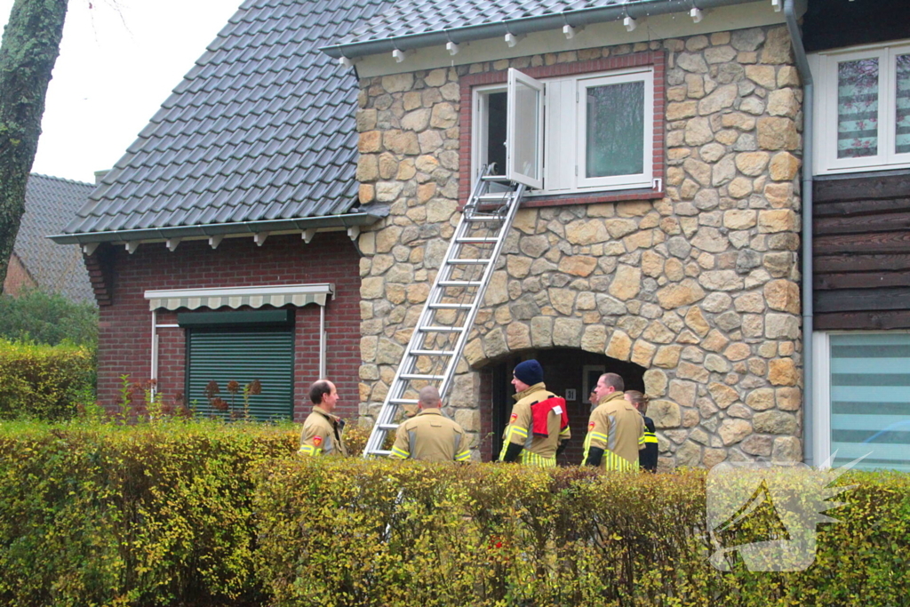 Traplift defect, vrouw boven vast in woning